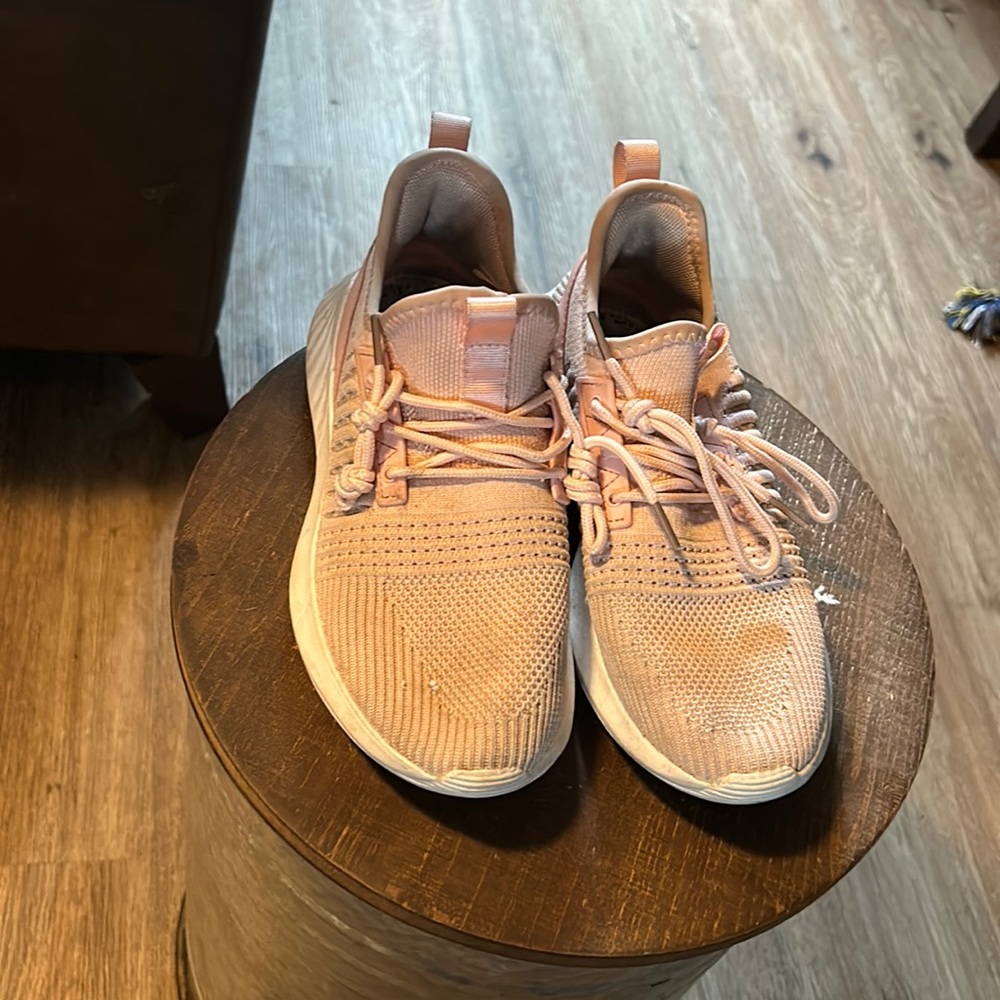 Size 6 from Amazon, no brand, light pink, no inserts, shown in pic 3